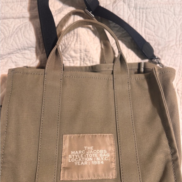 Marc Jacobs army green medium canvas Tote Bag. Comes with black body strap. - Picture 2 of 5